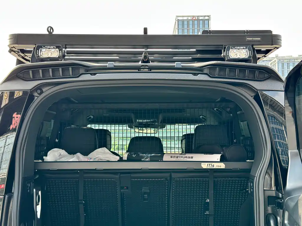 Land Rover Defender 2024 — фото 16