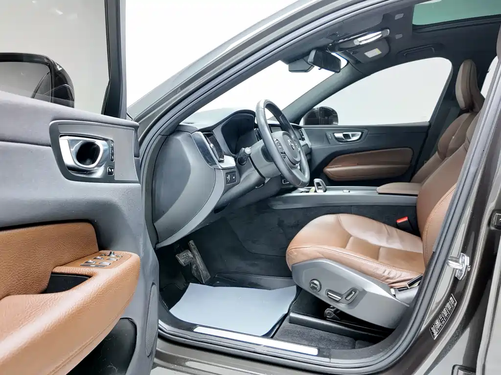 Volvo XC60 2022 — фото 11