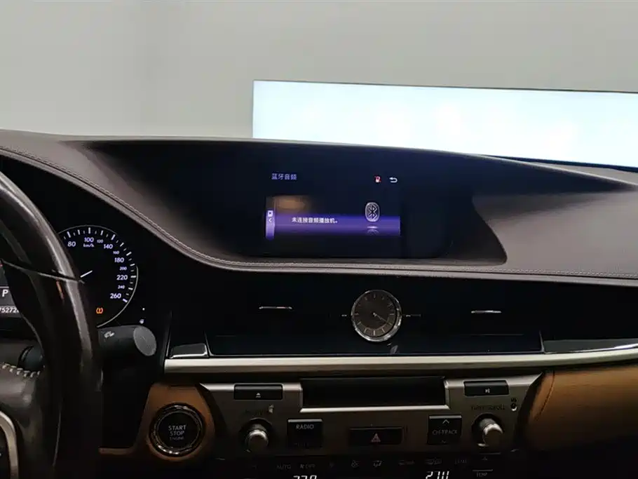 Lexus ES 2017 — фото 13