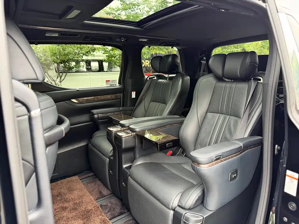 Toyota Alphard 2018 — фото 16