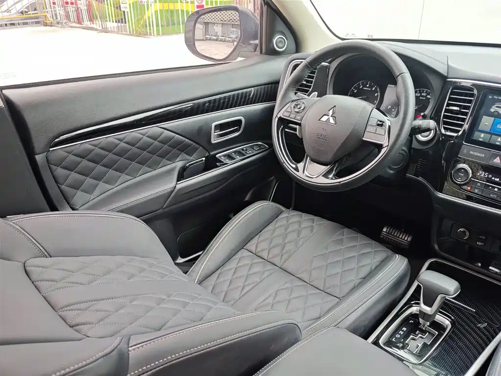 Mitsubishi Outlander 2022 — фото 13