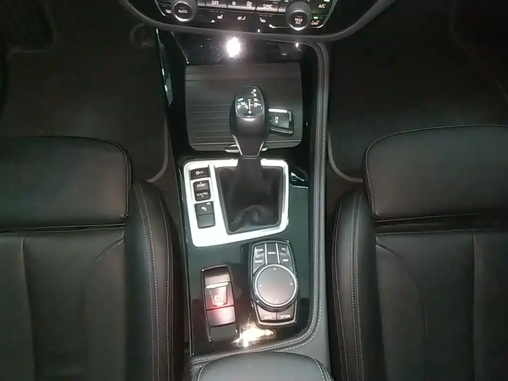 BMW 1 Series 2018 — фото 14