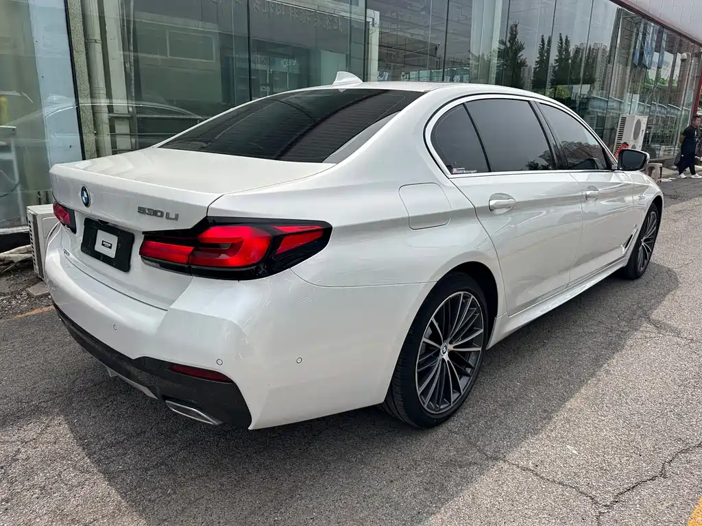 BMW 5 Series 2022 — фото 11