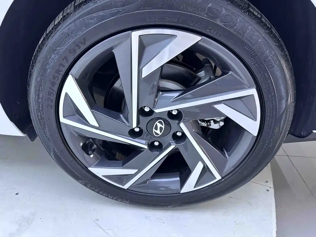 Hyundai Elantra 2023 — фото 20