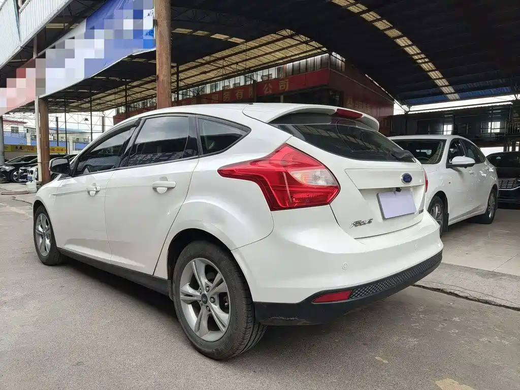 Ford Focus 2015 — фото 10