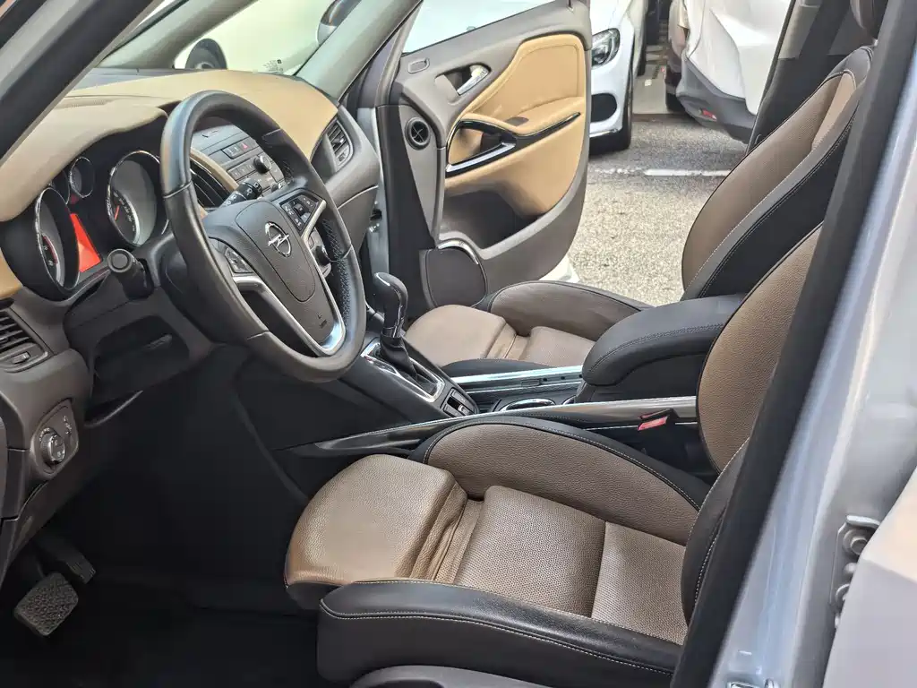 Opel Zafira 2014 — фото 13