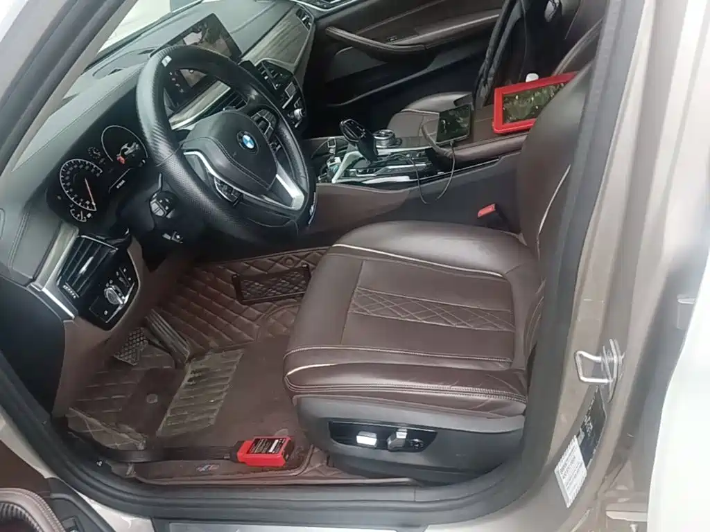 BMW 5 Series 2019 — фото 11