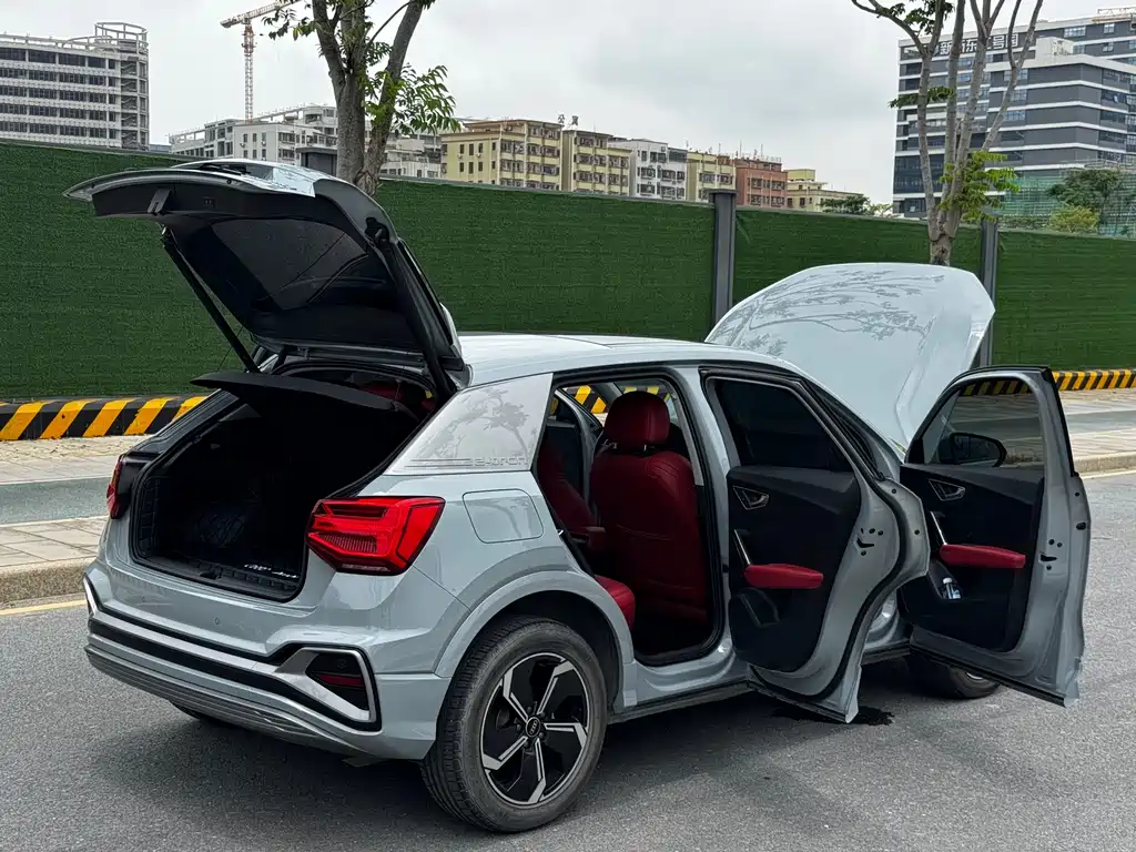 Audi Q2L e-tron 2022 — фото 26