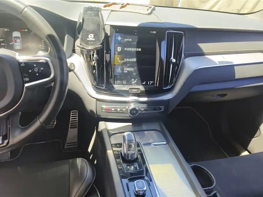 Volvo XC60 PHEV 2019 — фото 13