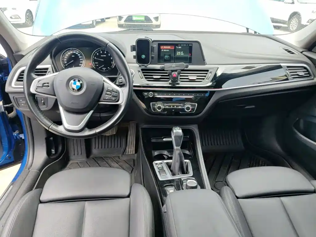 BMW 1 Series 2018 — фото 10