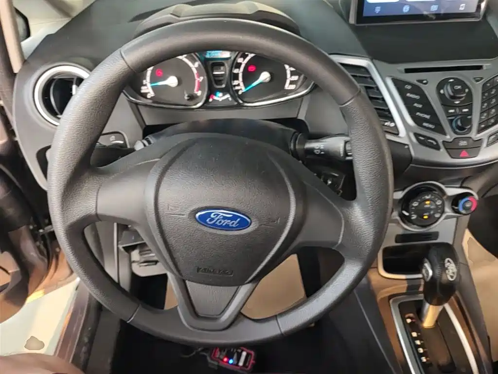 Ford Fiesta 2014 — фото 11