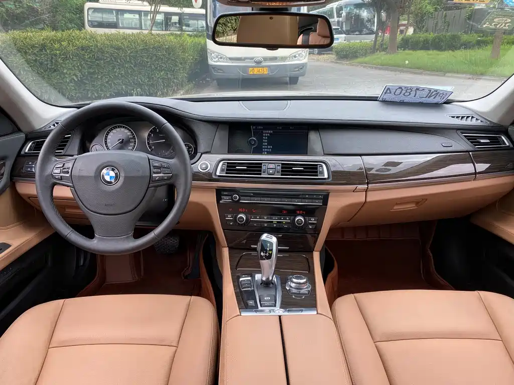 BMW 7 Series 2012 — фото 18