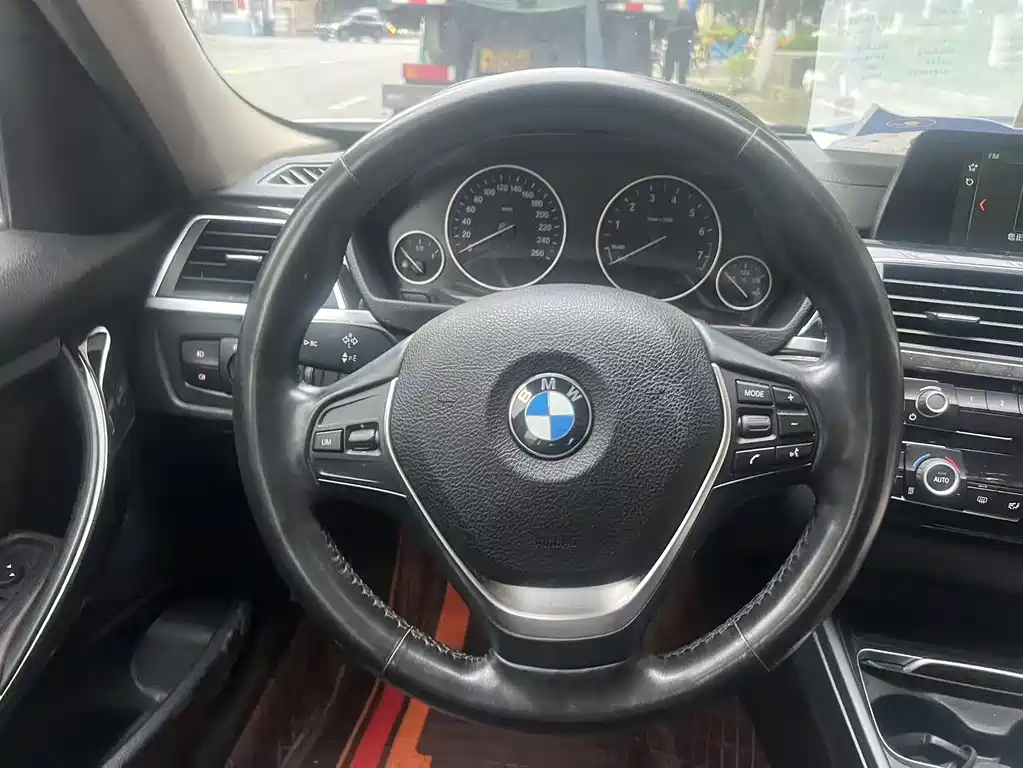 BMW 3 Series 2018 — фото 29