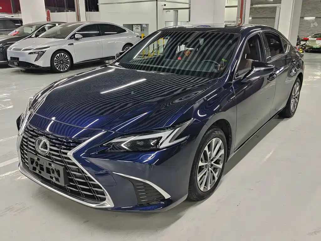 Lexus ES 2025