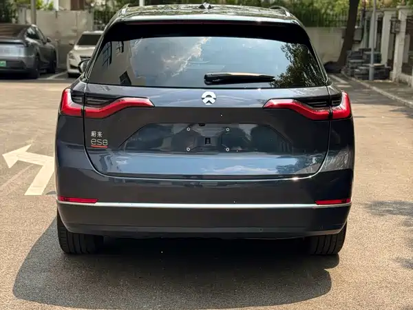 NIO ES8 2021
