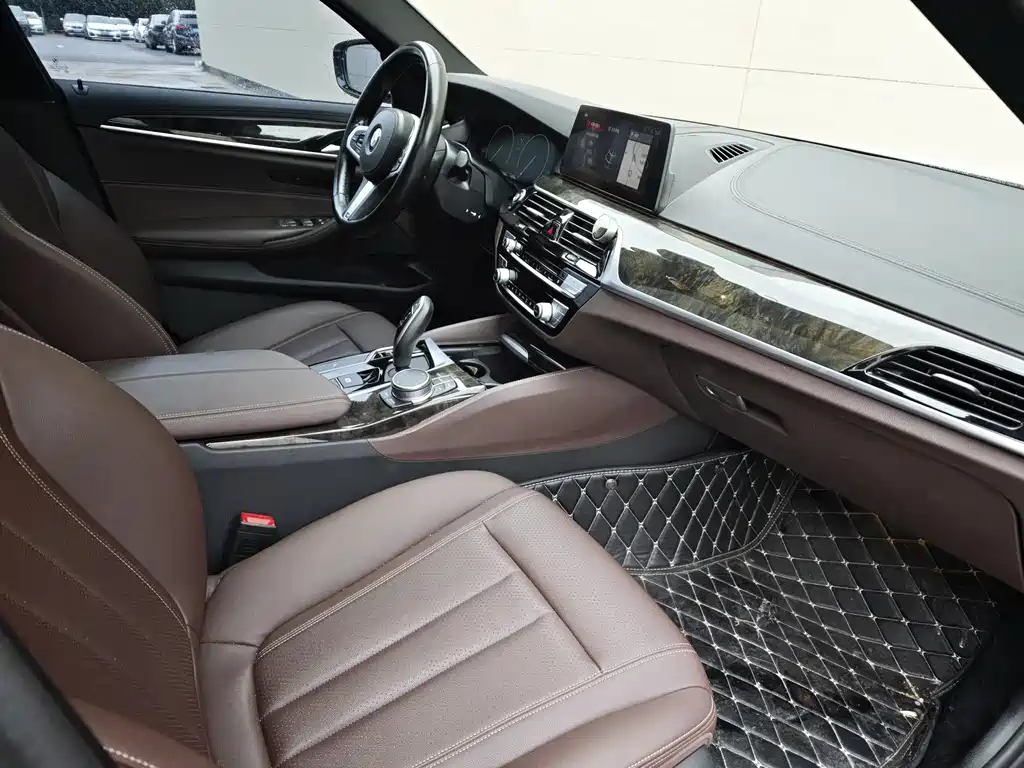 BMW 5 Series 2019 — фото 15