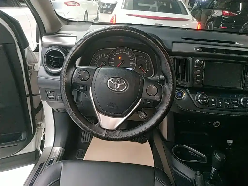 Toyota RAV4 2016 — фото 11