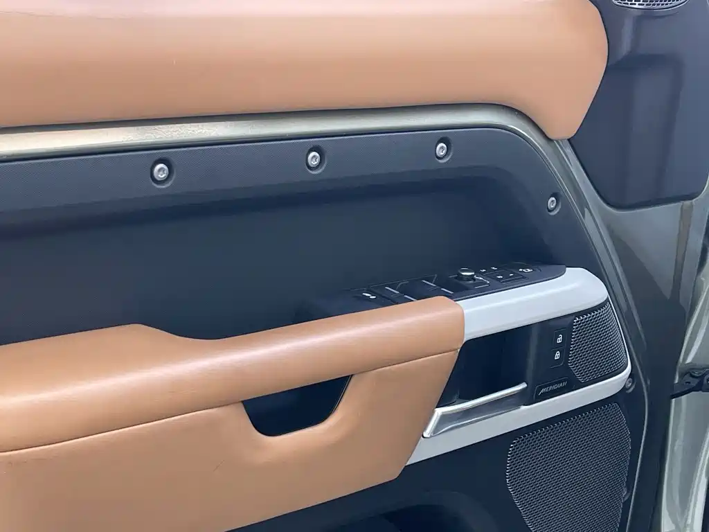 Land Rover Defender 2022 — фото 9