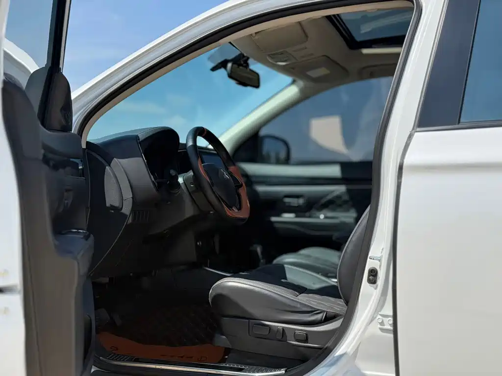 Mitsubishi Outlander 2021 — фото 17