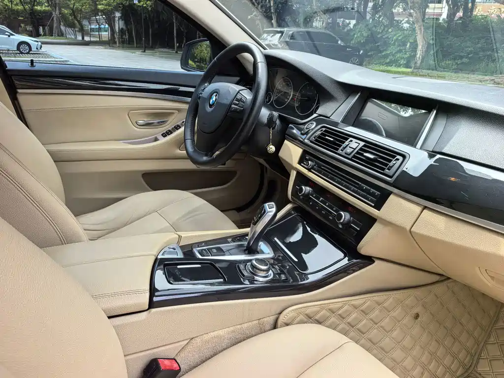 BMW 5 Series 2016 — фото 12