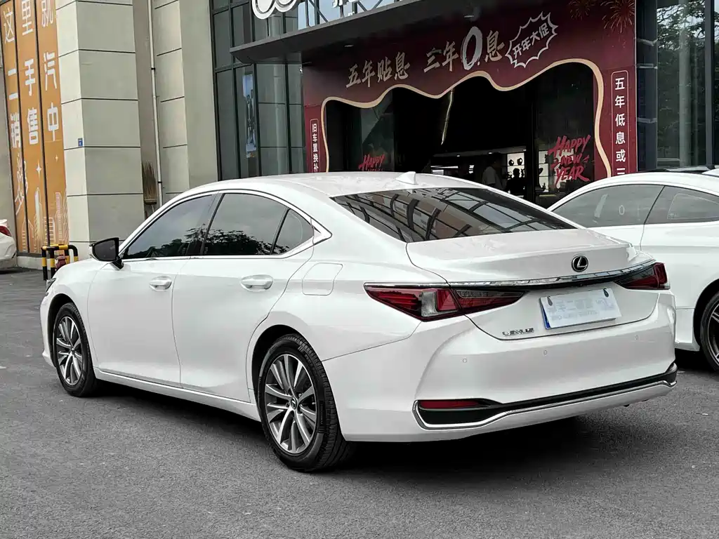 Lexus ES 2020 — фото 16