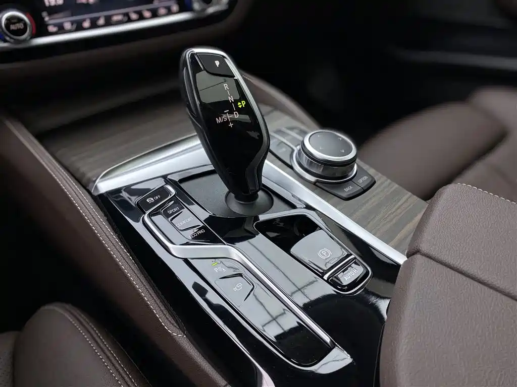 BMW 5 Series 2022 — фото 18