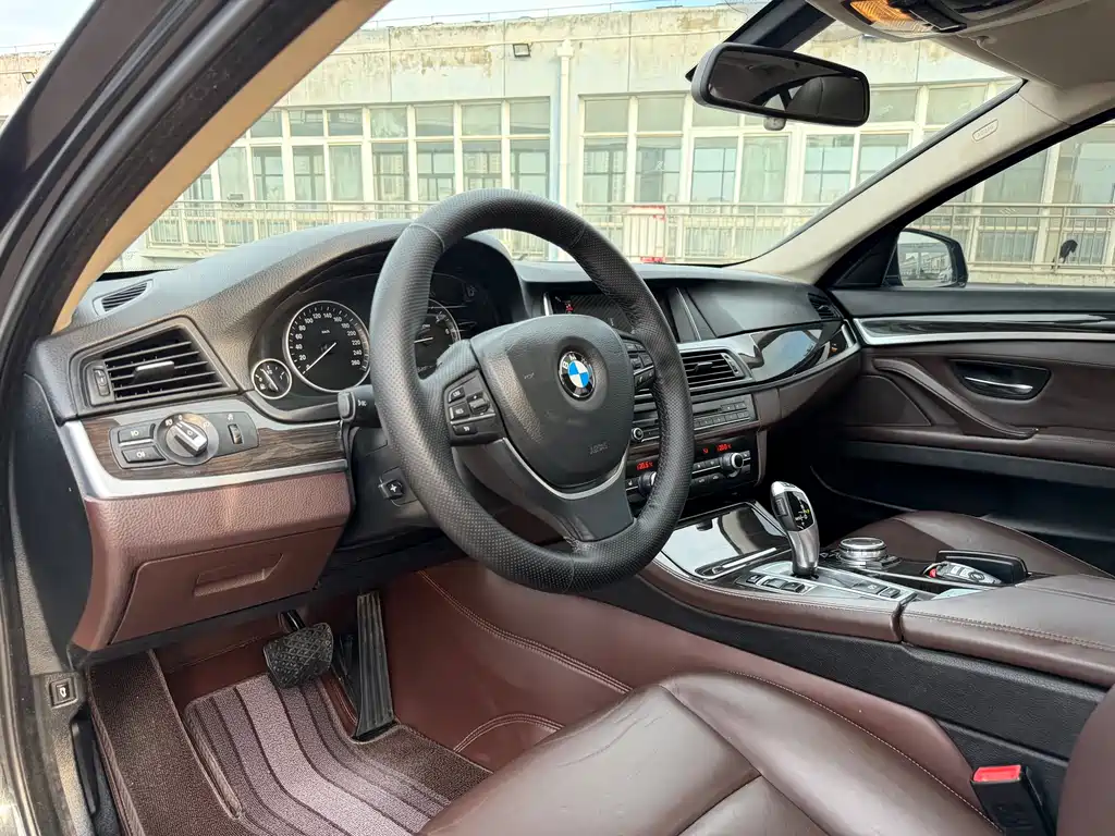 BMW 5 Series 2015 — фото 14