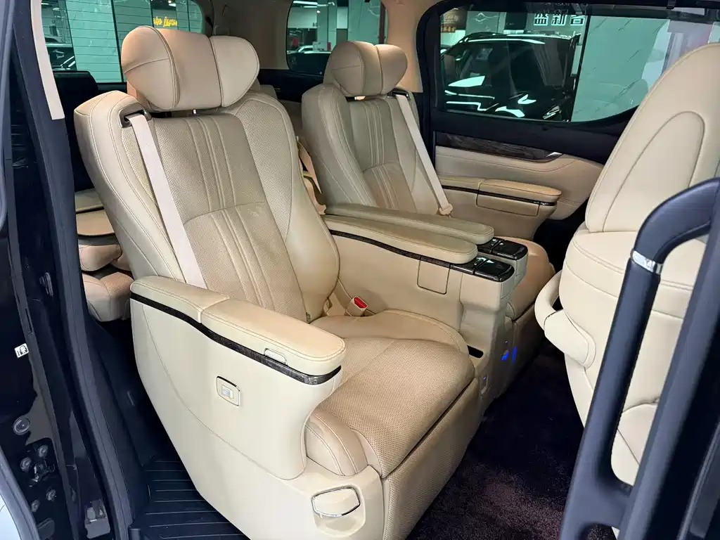 Toyota Alphard 2022 — фото 9