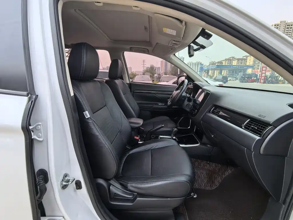 Mitsubishi Outlander 2018 — фото 12