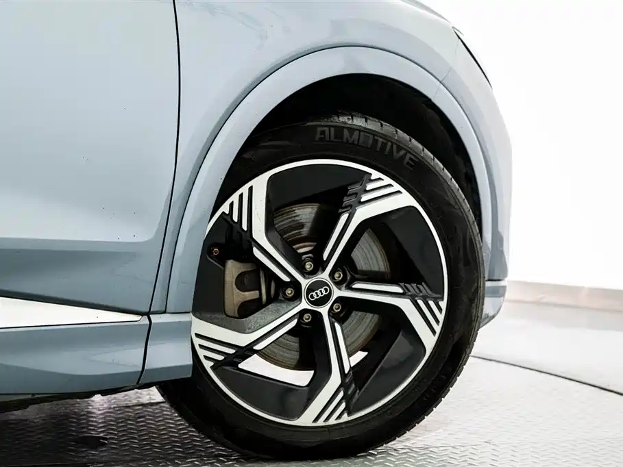 Audi Q4 E-Tron 2023 — фото 17