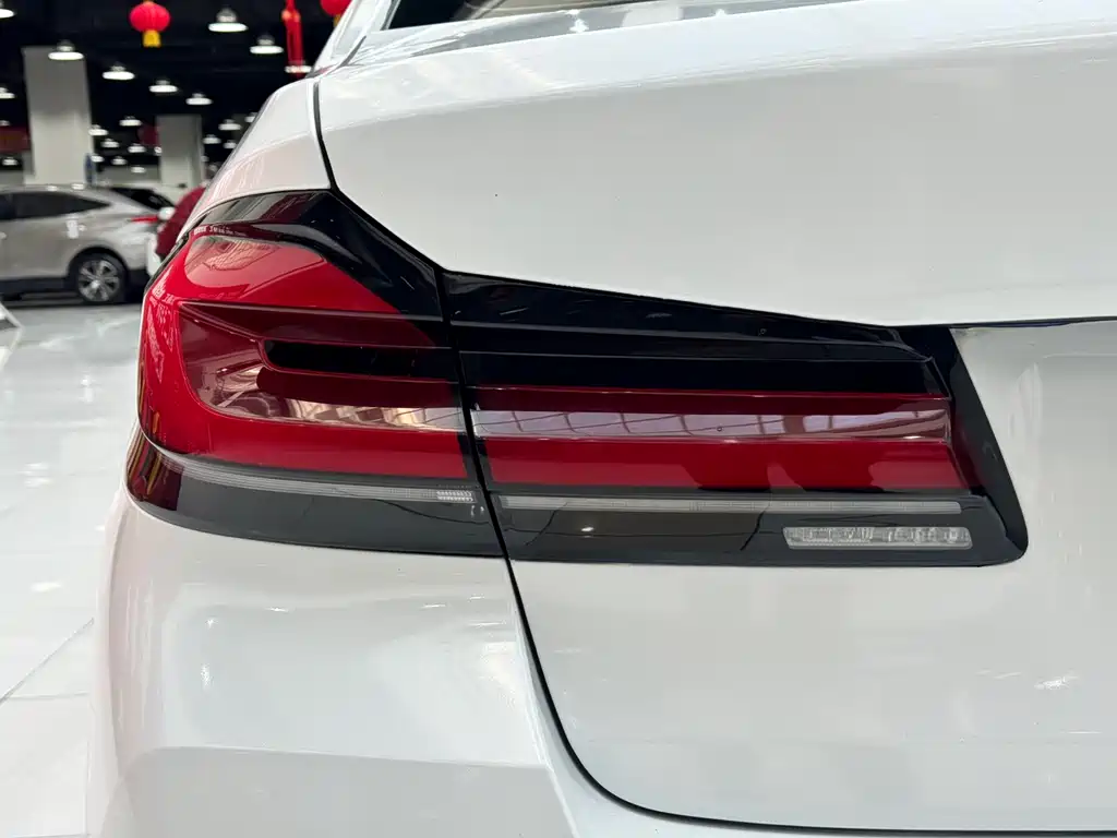 BMW 5 Series 2023 — фото 10