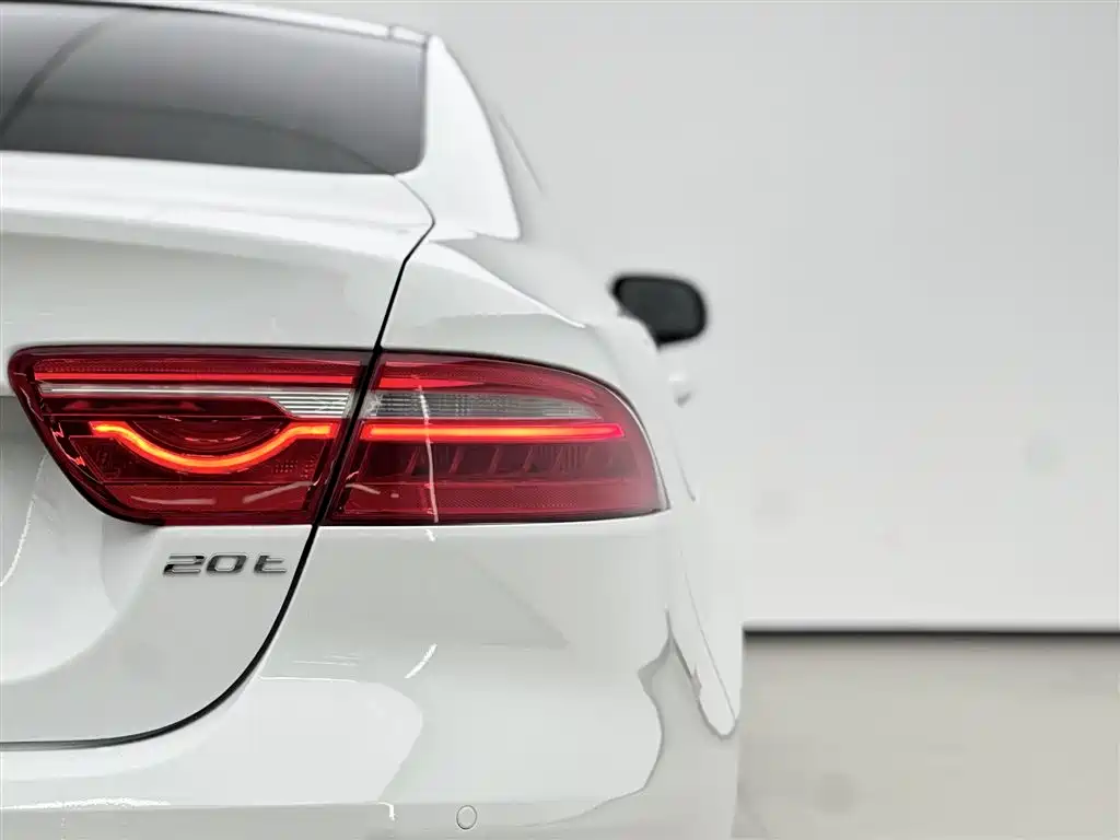 Jaguar XEL 2019 — фото 15