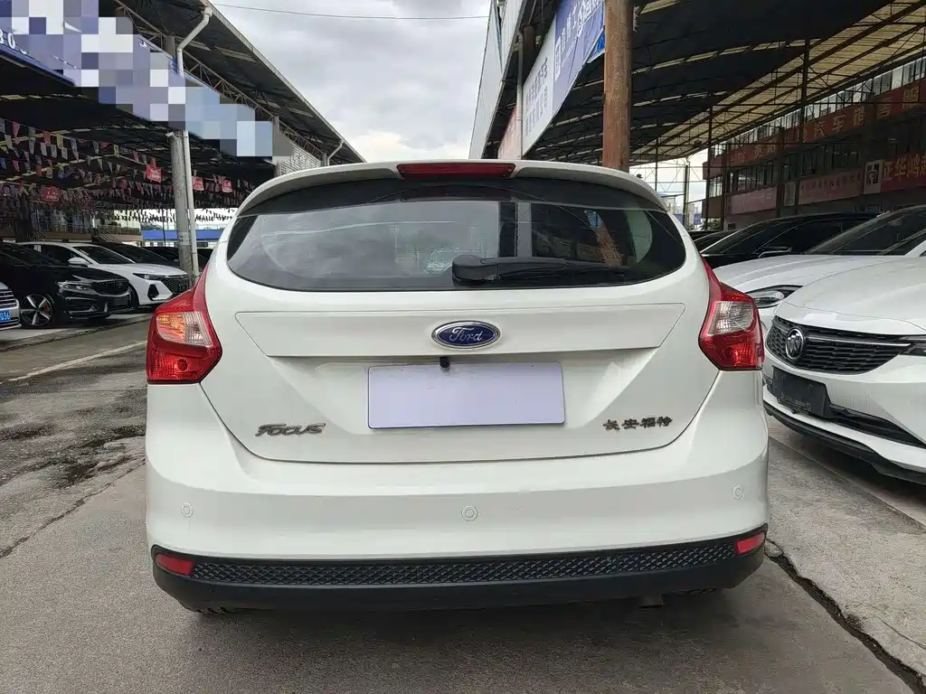 Ford Focus 2015 — фото 11