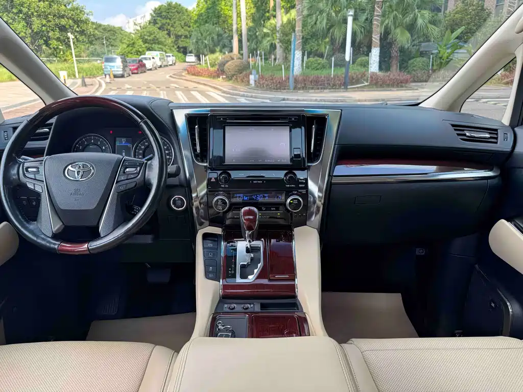 Toyota Alphard 2017 — фото 10