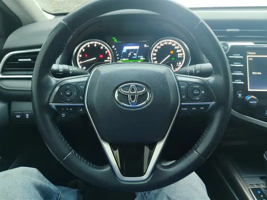 Toyota Camry 2018 — фото 15