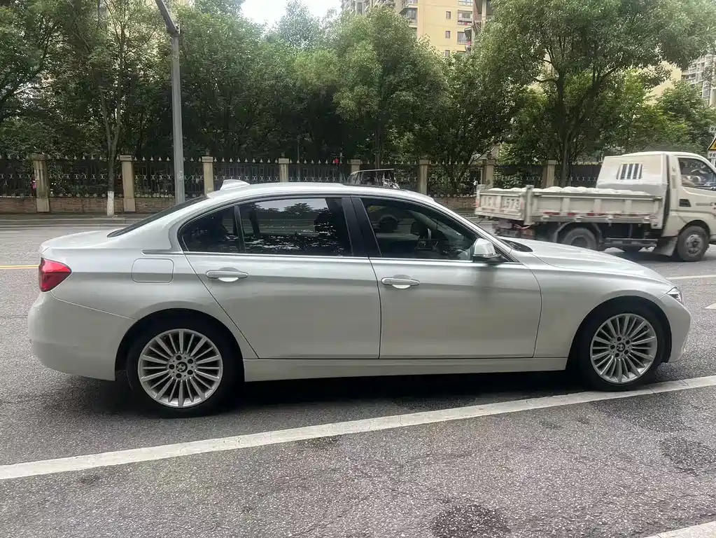 BMW 3 Series 2018 — фото 12