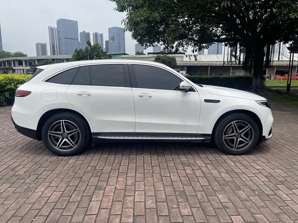 Mercedes-Benz EQC 2020 — фото 10