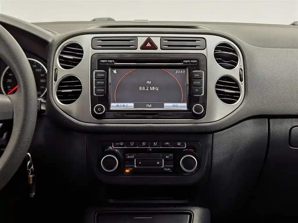 Volkswagen Tiguan 2013 — фото 12