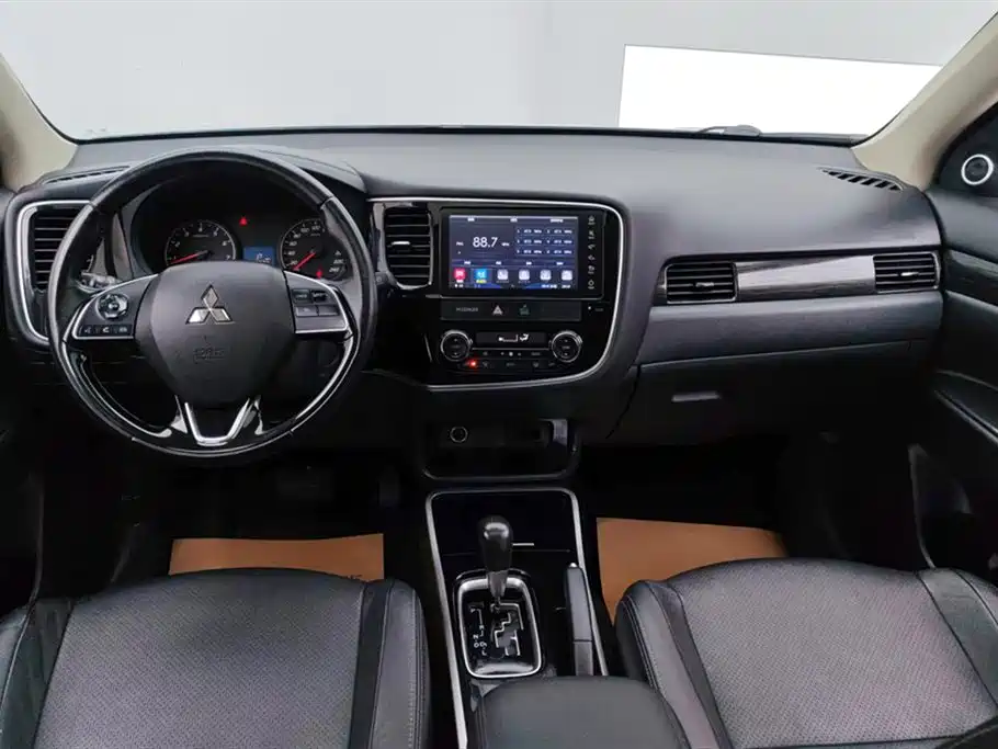 Mitsubishi Outlander 2018 — фото 12
