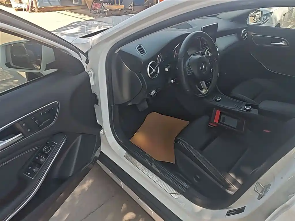 Mercedes-Benz GLA 2017 — фото 16
