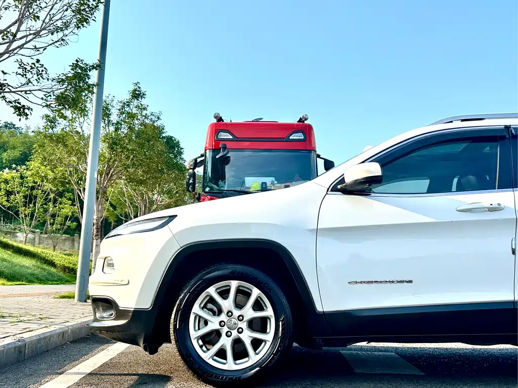 Jeep Cherokee 2018 — фото 13