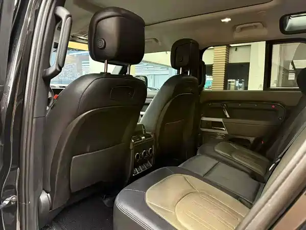 Land Rover Defender 2023