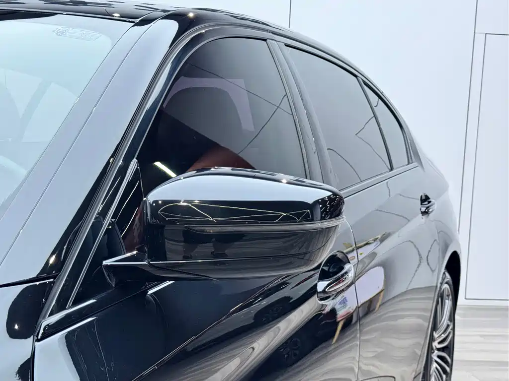 BMW 5 Series 2018 — фото 25