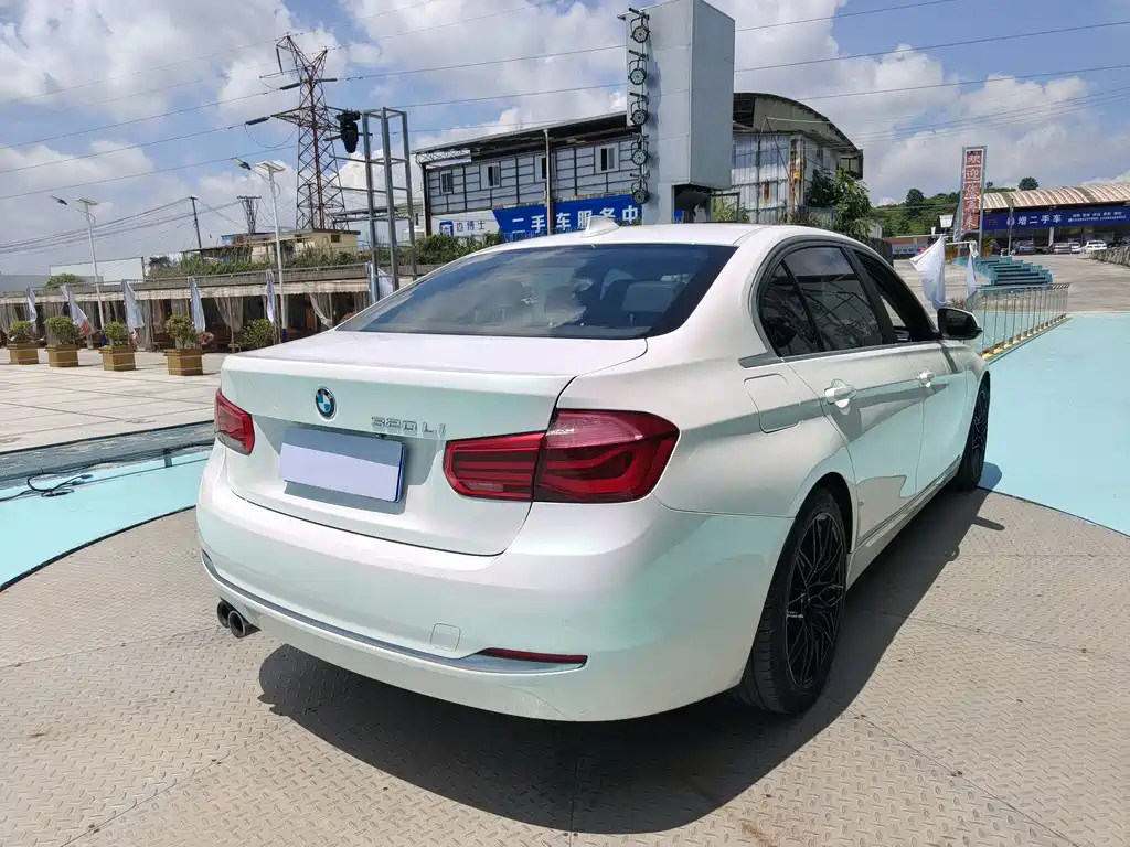 BMW 3 Series 2019 — фото 16