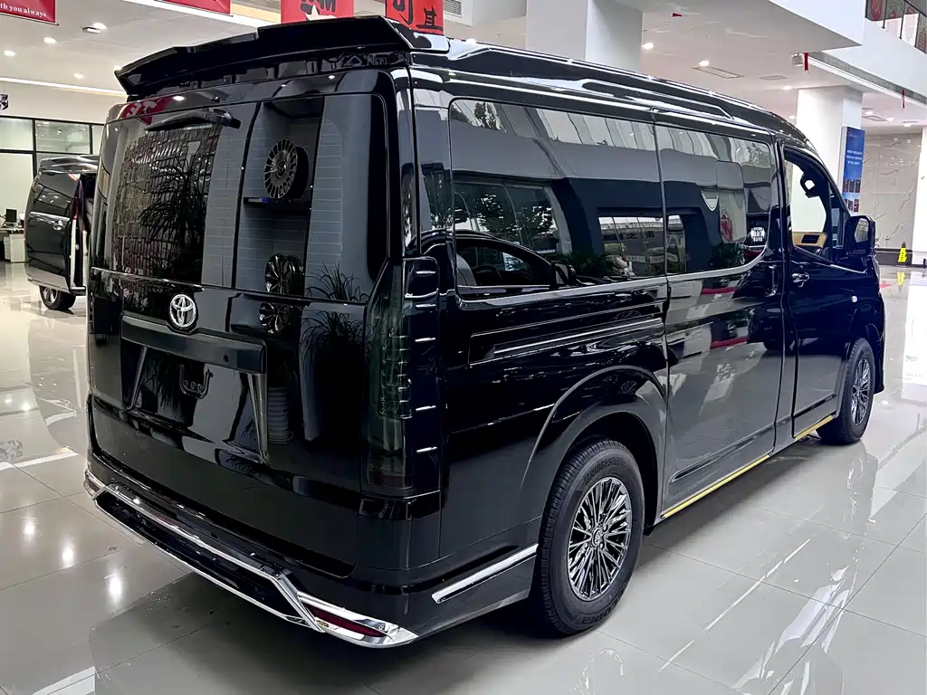 Toyota Hiace — фото 3