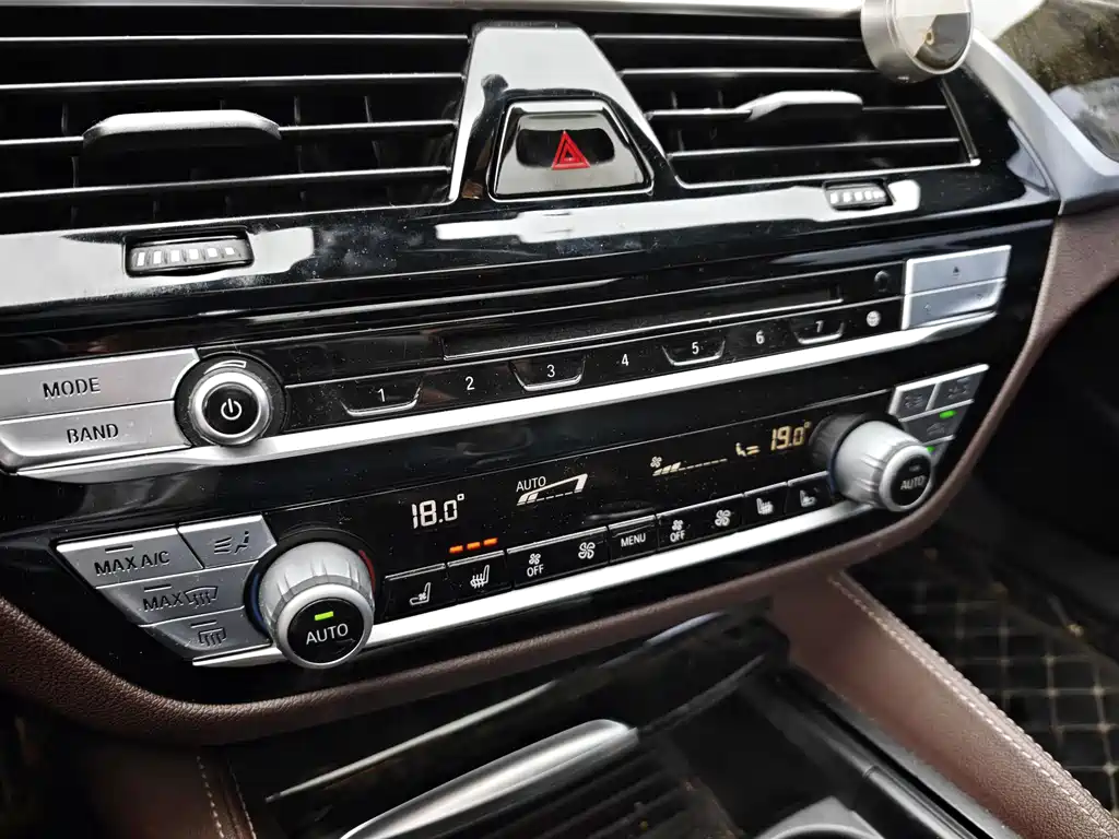 BMW 5 Series 2019 — фото 9