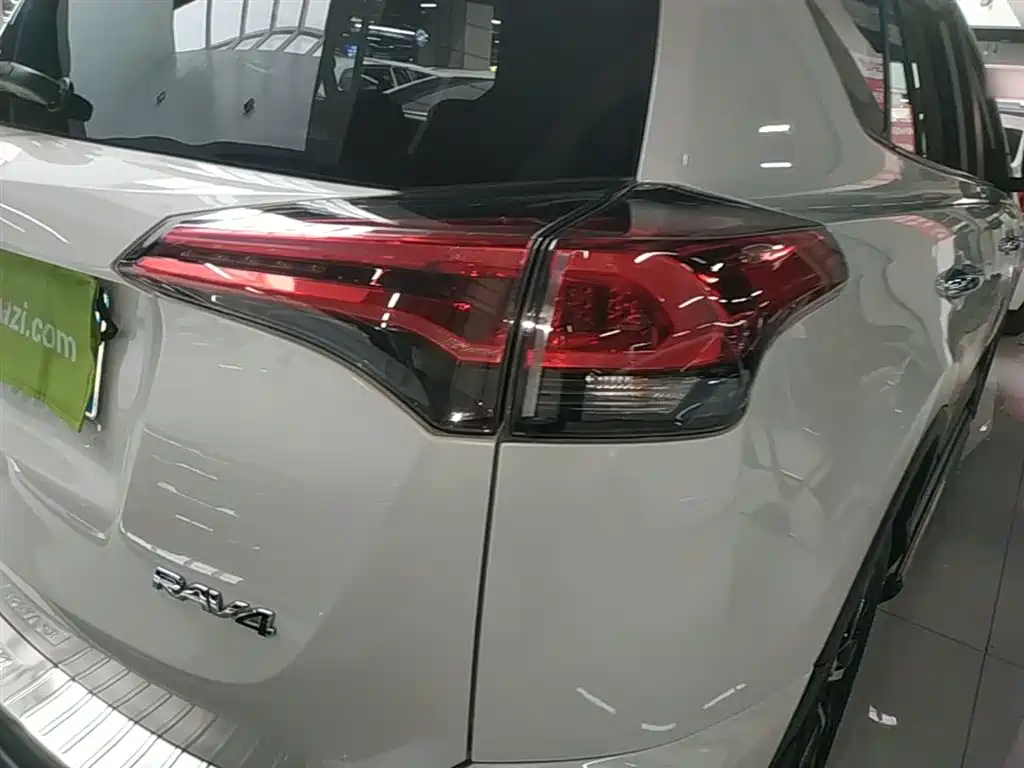 Toyota RAV4 2016 — фото 8