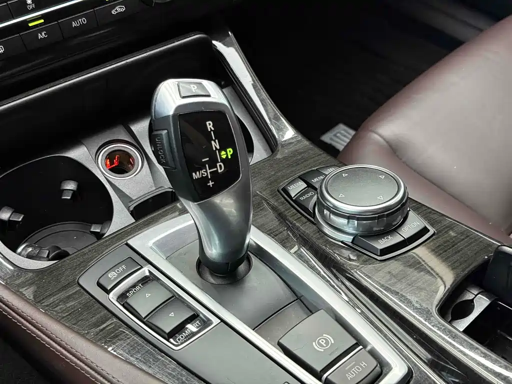 BMW 5 Series 2016 — фото 15