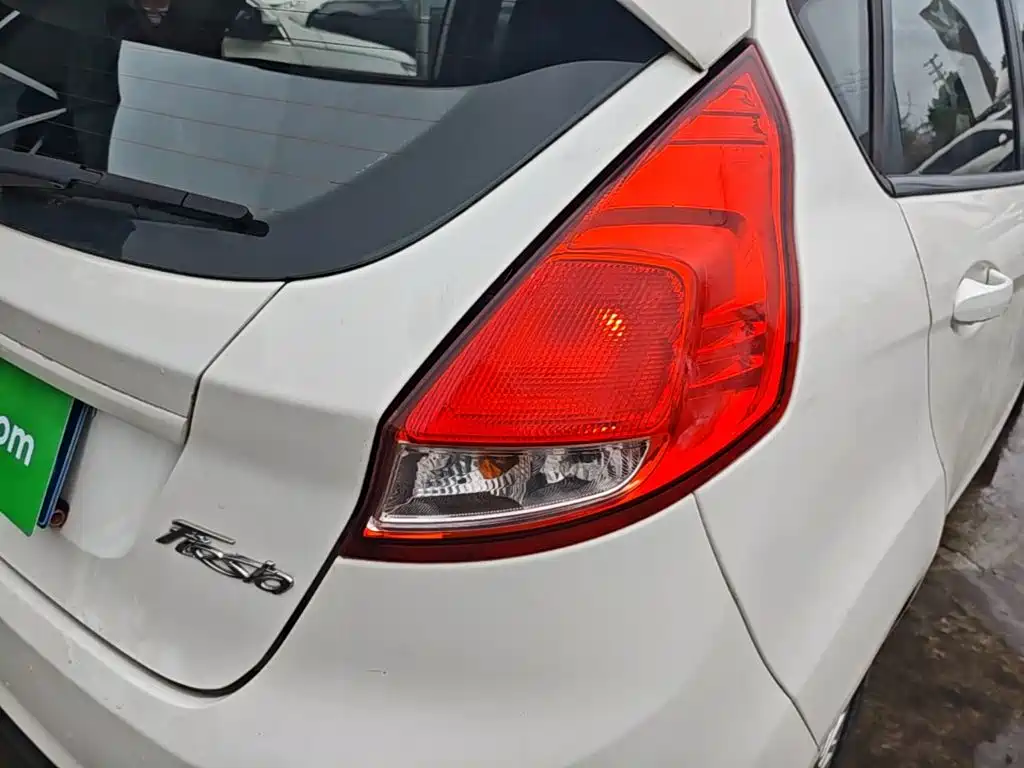 Ford Fiesta 2013 — фото 24