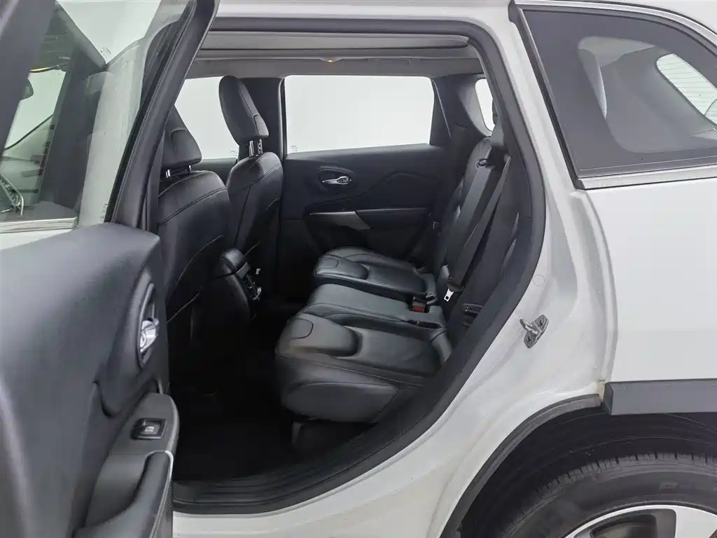 Jeep Cherokee 2019 — фото 15
